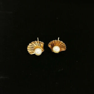 ✨ Vintage 14k Gold shell studs  🐚